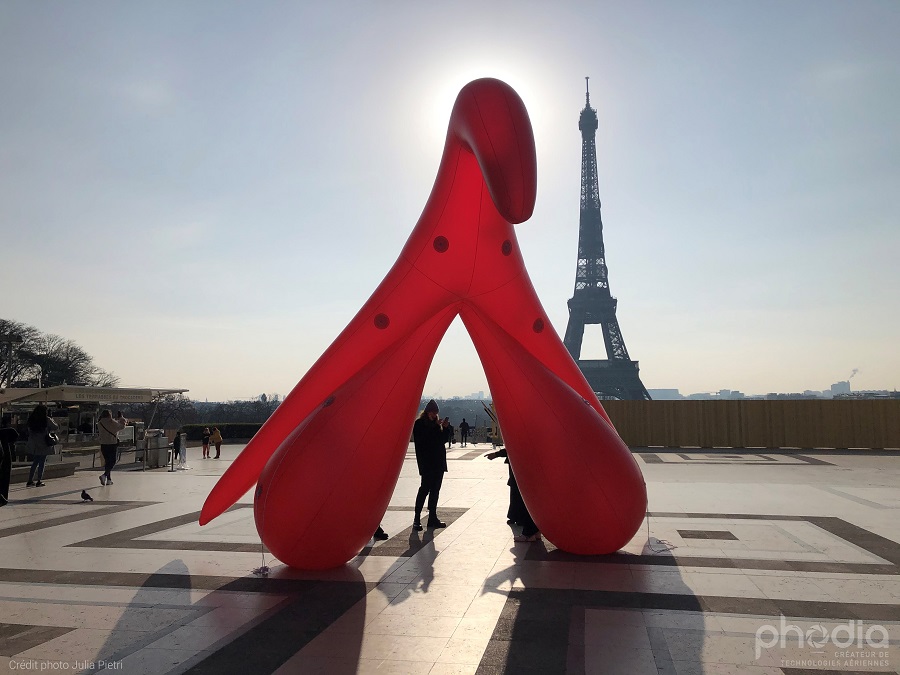 Un Clitoris Géant Exposé Devant La Tour Eiffel Plv Gonflable