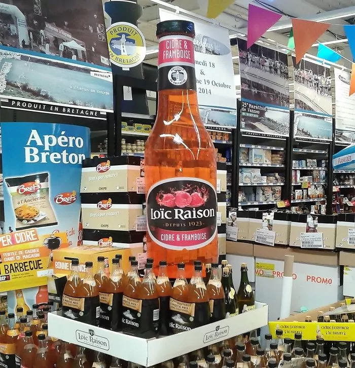 bouteille gonflable cidre Loic Raison dans allée de super marché