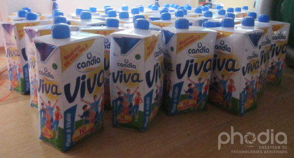 30 briques de lait gonflé à l'air candia viva de 1m de haut : plv pour super marché