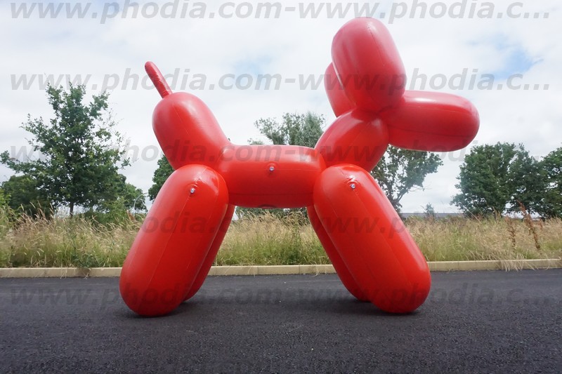 chien gonflable géant en forme de boudin
