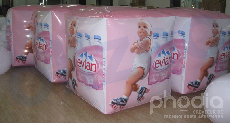 gros cubes gonflable publicitaire marquage 4 faces évian