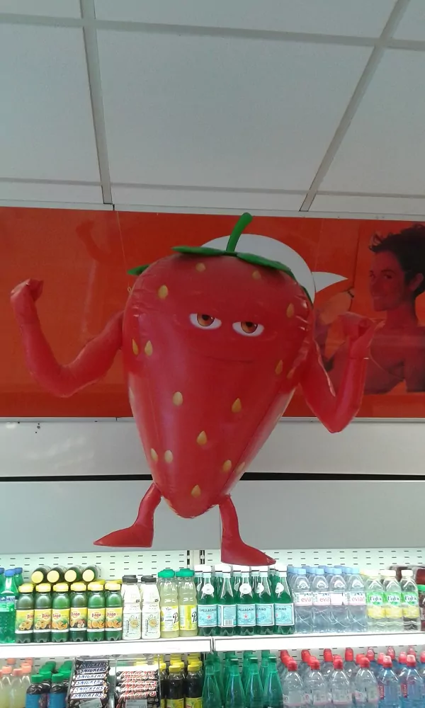 mascotte forme fraise pour tête de gondole super marché