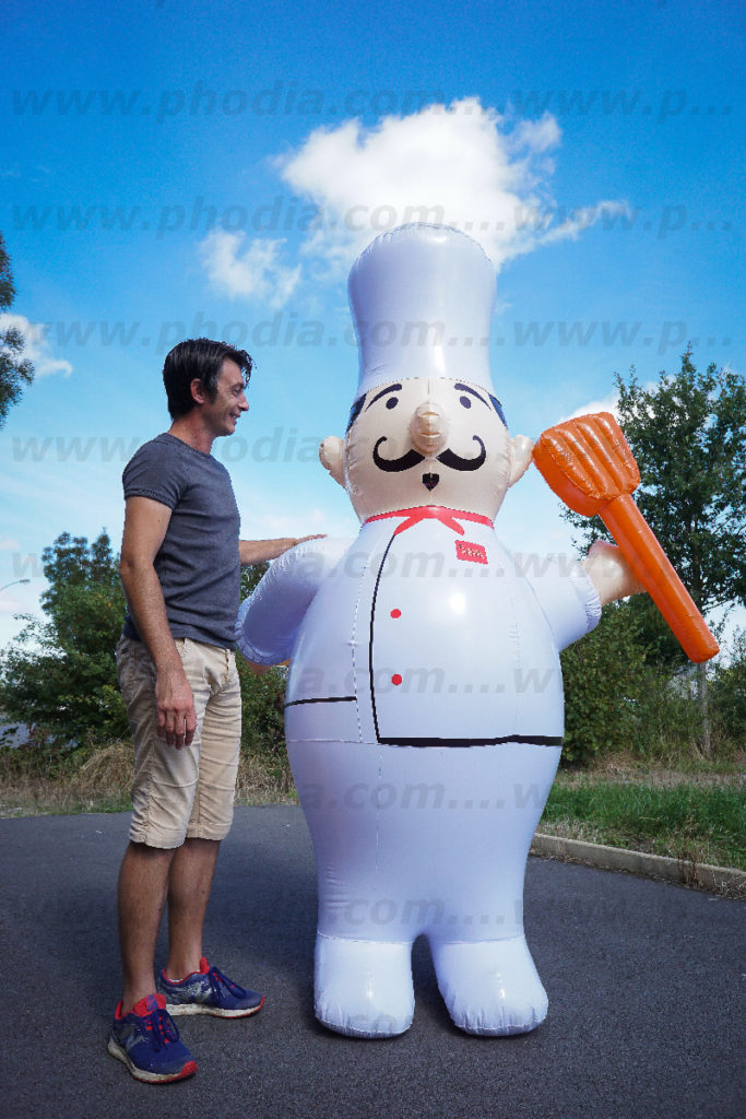 mascotte de cuisinier géant gonflable avec sa toque