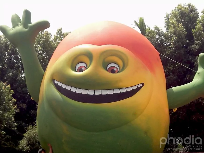 plv mascotte géante gonflable en forme de mangue Oasis