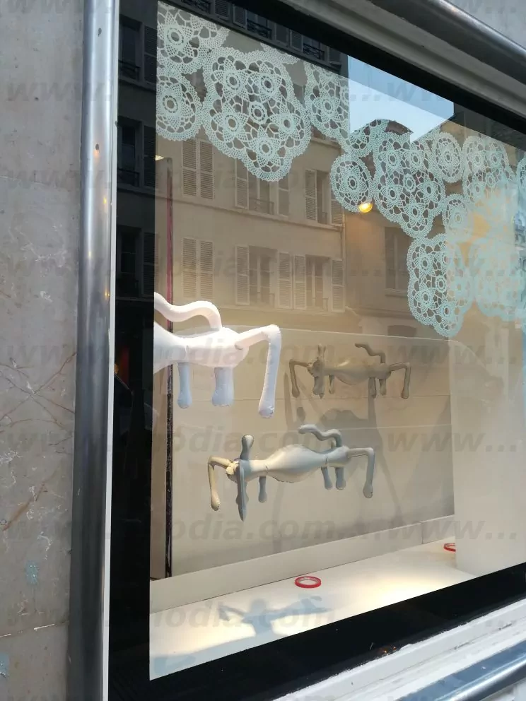 Détail vitrine avec fourmis gonflable le bon marché