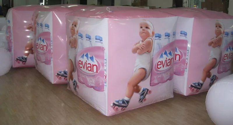 cubes publicitaire EVIAN : plv gonflable de 1m