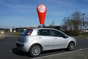 ballon en forme de pin coller sur le toit d'une voiture