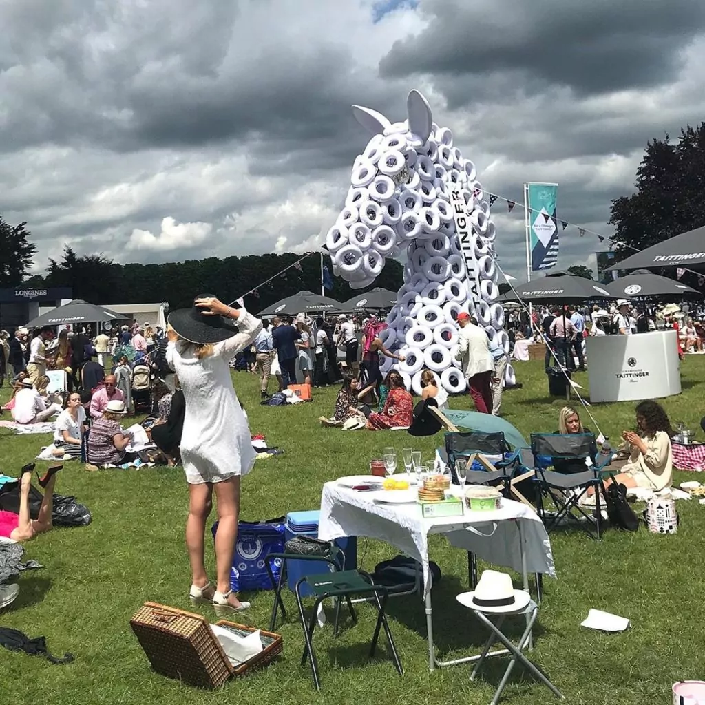 cheval, structure acier recouvert de bouées gonflables