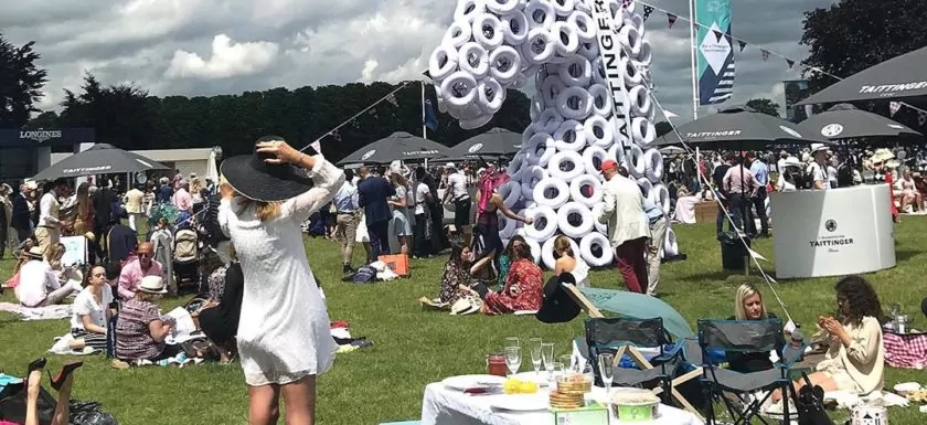 cheval, structure acier recouvert de bouées gonflables