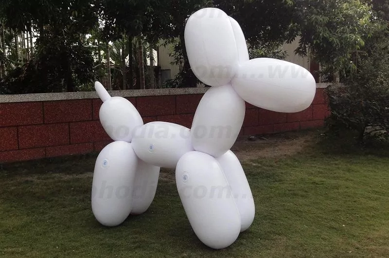 chien en boudin gonflable géant de couleur blanche