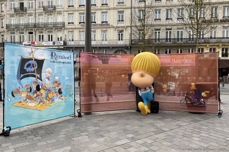 La figurine gonflable de 2.5m Renaud pour la promotion du nouvel album du chanteur