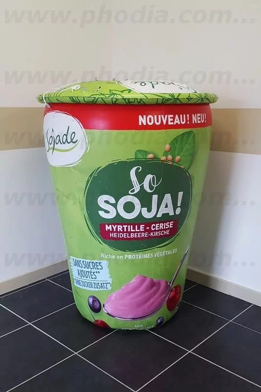 pot de yaourt So Soja! géant pour promotion en magasin