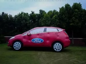 voiture gonflable publicitaire : nouvelle ford fiesta qui vole à l'hélium