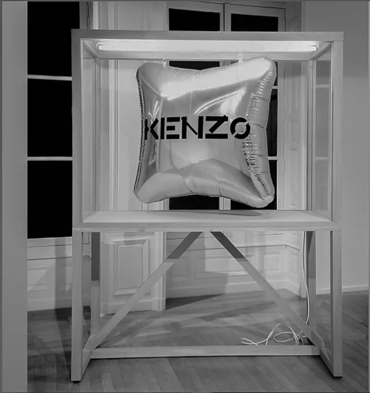 vitrine coussin gonflable miroir kenzo avec éclairage