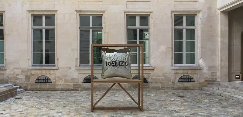 vitrine coussin métalique gonflable avec support dans la cours