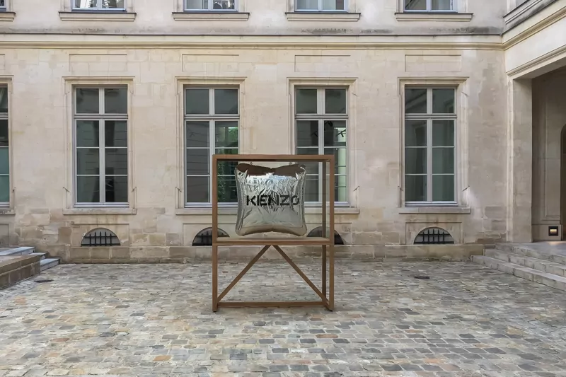 vitrine coussin métalique gonflable avec support dans la cours