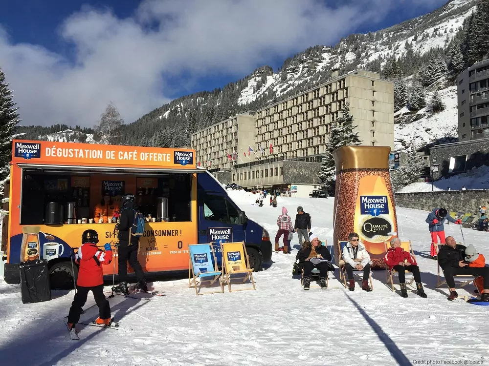 plv Maxwell géante gonflable dans une station de ski