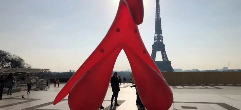 Clitoris géant gonflable à Paris avec vue sur la tour Eiffel