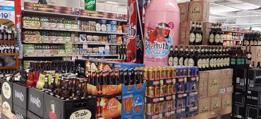 biere gonflable Belzebuth pink Goudale en tête de gondole