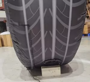 pneu gonflable géant pour faire de la publicité dans les garages