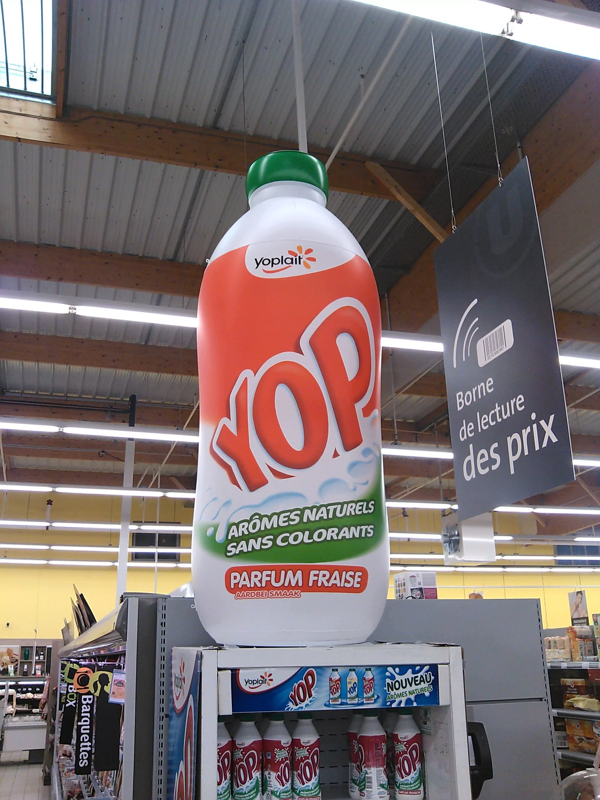 bouteille de Yoplait géante gonflable pour publicité en super marché