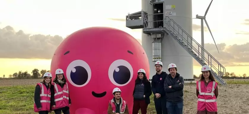 mascotte gonflable en forme de poulpe devant éolienne