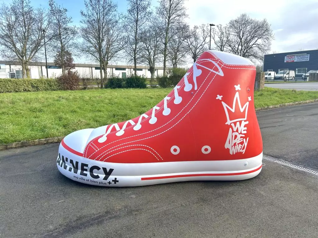 Une basket géante gonflable