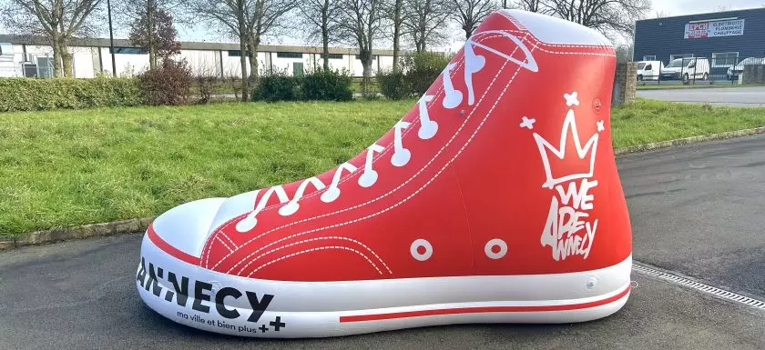 Une basket géante gonflable