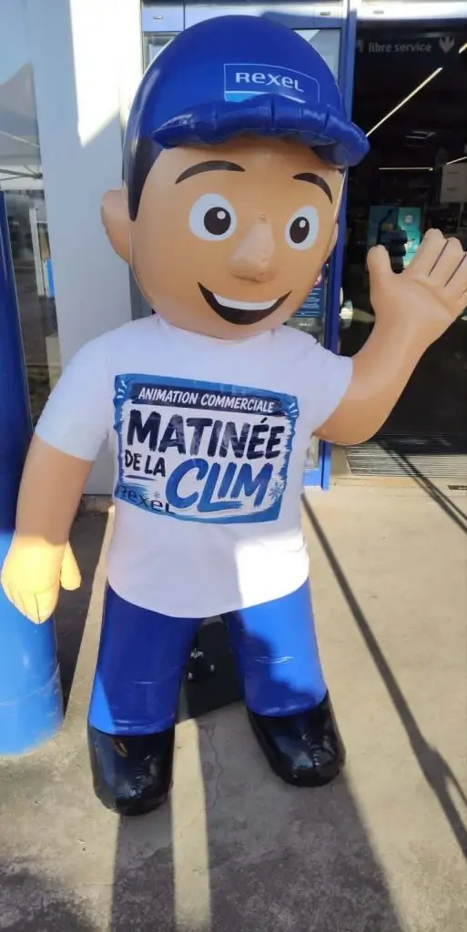 mascotte gonflable Rexel aux couleurs de la marque, vue de près