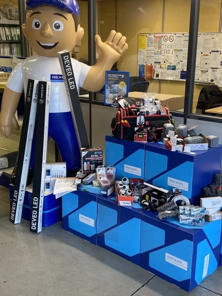 bonhomme gonflable Rexel en PLV dans un point de vente