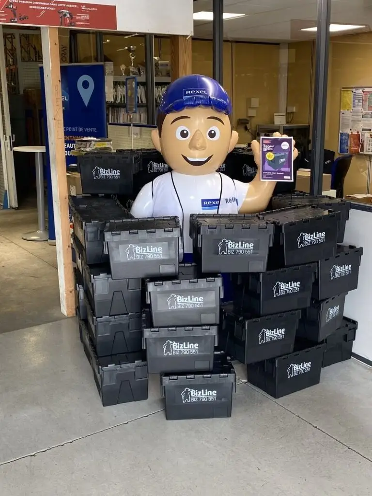 mascotte gonflable Rexel pour magasin, près de l'accueil